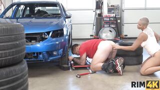 RIM4K Vehicle mechanics anus is tongued by a babe short-haired Goddess