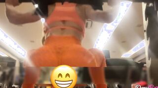 goddess mom releasing the booty for the personal after the gym! - www.denybarbie.com.br