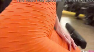 goddess mom releasing the booty for the personal after the gym! - www.denybarbie.com.br