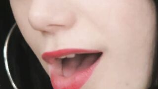 Roxie is a Hot teenagers who fucks herself with sex dildos