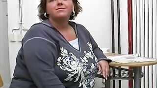 Wild and turned on German BBW dildoing her bald snatch
