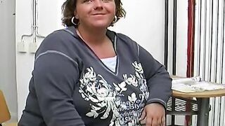 Wild and turned on German BBW dildoing her bald snatch