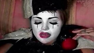 Dream bimbos fingering clown instead of fucking my penis
