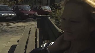 Deutscher Vintage-Porno! Tussi auf der strasse angesprochen, sie geht einfach so mit um sich vor der