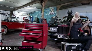 Lola Reve is busy with the mechanic