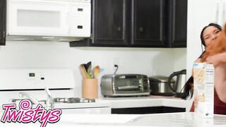 Twistys - Lacy Lennon And Jada Kai Use A Vibrator To Plowed Each Other Silly