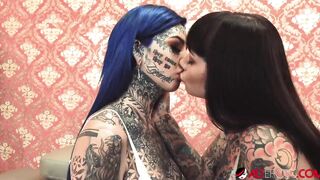 Inked babes Amber Luke & Tiger Lilly play with dildos