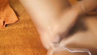 junge dark hair fickt den sex toy so hart bis sie kommt