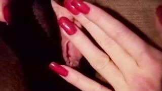 2 cougar sisters fingered their bushy pussies
