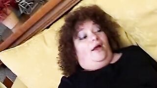 Bolognese housewife masturbates at home with a dildo