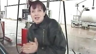 Lack und Leder Gabi spielt mit dem Sex Toy und blaest dann dem Kameraman seinen Schwanz Vintage