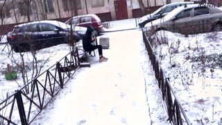 I Helped the stranger to warm up, swallowed all my sperm