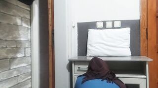 Suriyeli Turbanli Temizlik Yapiyor Sonra Soyunuyor Turk ifsa