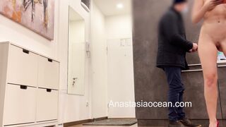 Pizza Delivery dude didn't expect to watch a totally nude star into a house.