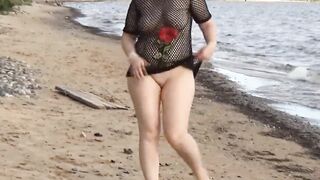 Rosa walks and changes clothes on the beach