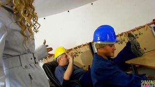 Hispanic cougar motivates the construction workers by letting them double penetrate her with long dicks