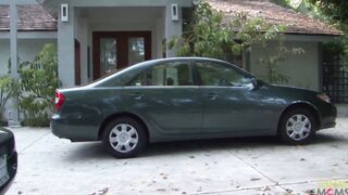 A pretty samaritan helps the juicy MILF with her vehicle and is rewarded with sex