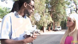 A pretty samaritan helps the juicy MILF with her vehicle and is rewarded with sex