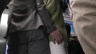 人妻痴漢電車～さわられた五十路母～　鶴川牧子