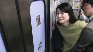 人妻痴漢電車～さわられた五十路母～　鶴川牧子