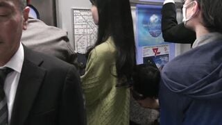 人妻痴漢電車～さわられた五十路母～　鶴川牧子