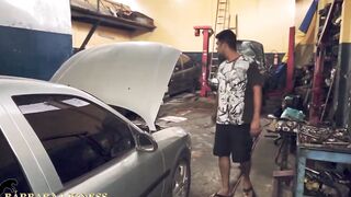 I get sick on the street, I went to the mechanic to d. some water and received a long penis from the mechanic