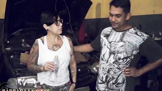 I get sick on the street, I went to the mechanic to d. some water and received a long penis from the mechanic