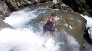 Lilyan se da un chapuzón muy atrevido al borde de una cascada
