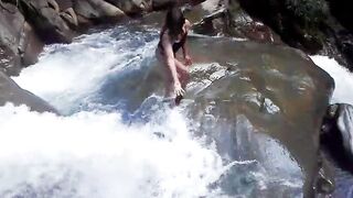 Lilyan se da un chapuzón muy atrevido al borde de una cascada