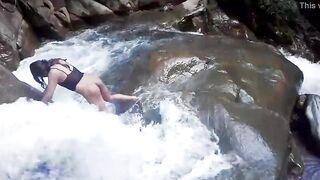Lilyan se da un chapuzón muy atrevido al borde de una cascada