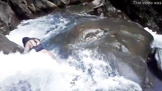 Lilyan se da un chapuzón muy atrevido al borde de una cascada
