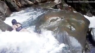 Lilyan se da un chapuzón muy atrevido al borde de una cascada