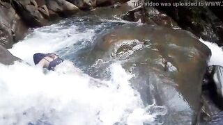 Lilyan se da un chapuzón muy atrevido al borde de una cascada