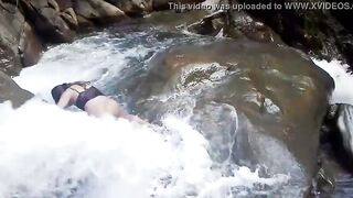 Lilyan se da un chapuzón muy atrevido al borde de una cascada