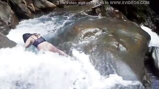 Lilyan se da un chapuzón muy atrevido al borde de una cascada