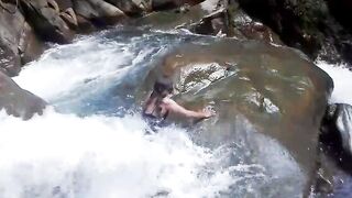 Lilyan se da un chapuzón muy atrevido al borde de una cascada