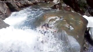 Lilyan se da un chapuzón muy atrevido al borde de una cascada