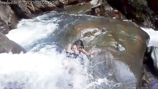Lilyan se da un chapuzón muy atrevido al borde de una cascada