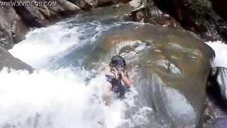 Lilyan se da un chapuzón muy atrevido al borde de una cascada