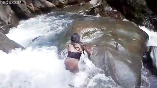 Lilyan se da un chapuzón muy atrevido al borde de una cascada