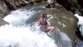 Lilyan se da un chapuzón muy atrevido al borde de una cascada
