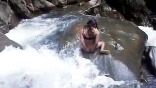Lilyan se da un chapuzón muy atrevido al borde de una cascada