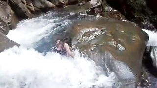 Lilyan se da un chapuzón muy atrevido al borde de una cascada