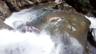 Lilyan se da un chapuzón muy atrevido al borde de una cascada