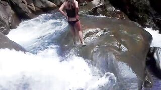 Lilyan se da un chapuzón muy atrevido al borde de una cascada