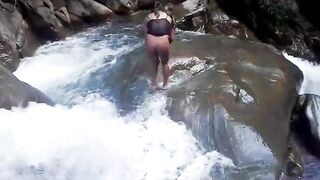 Lilyan se da un chapuzón muy atrevido al borde de una cascada