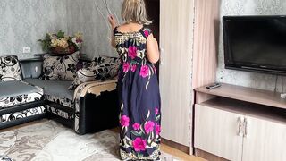 A woman with a huge and goddess booty get on her knees so that a penis