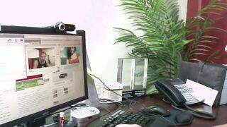 Vanessa Sensual Gets Her Twat Nailed Live Inside A Chat Room