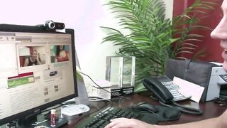 Vanessa Sensual Gets Her Twat Nailed Live Inside A Chat Room