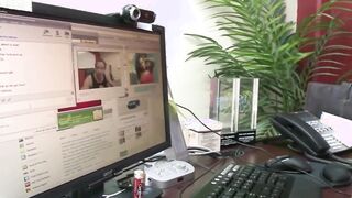 Vanessa Sensual Gets Her Twat Nailed Live Inside A Chat Room